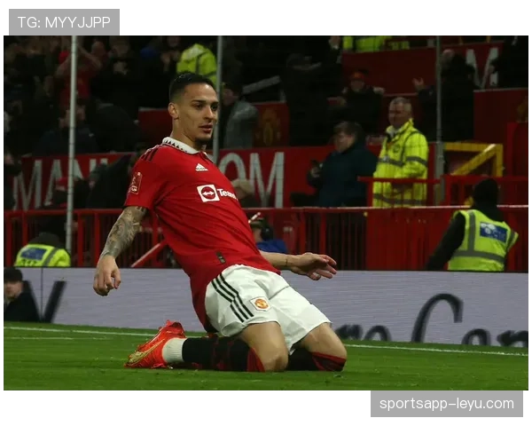 安东尼在曼联表现引发关注，球迷热议其未来去留