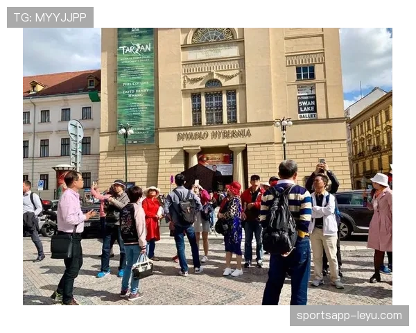 捷克布拉格迎来激情之夜，城市街头文化盛宴吸引众多游客关注