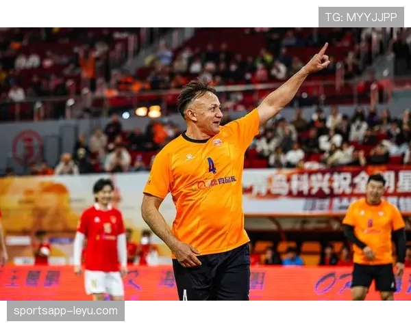 山东泰山球迷身着橙色助威 主场氛围持续提升